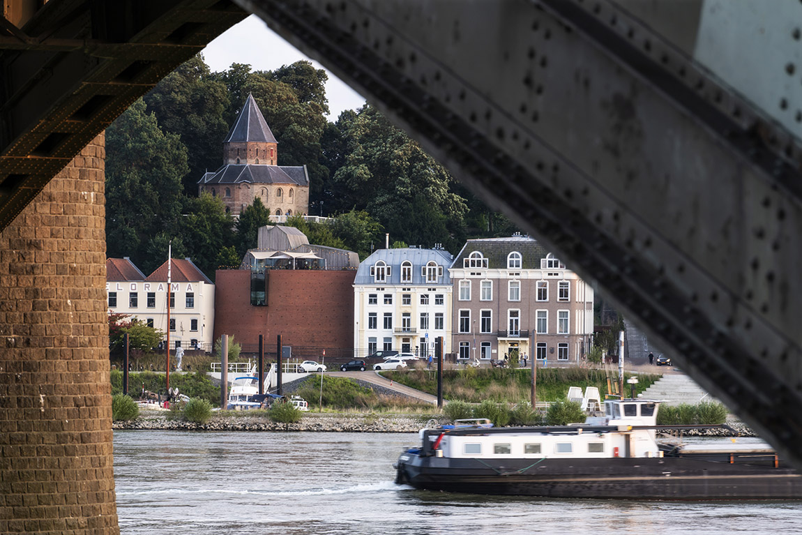 The red defence tower of Museum De Bastei is located at the Waalkade in Nijmegen. It forms a gateway between city and nature. | Crafting beers within Ypres’ ancient city walls Offerings to the river: Roman treasures at Museum De Bastei